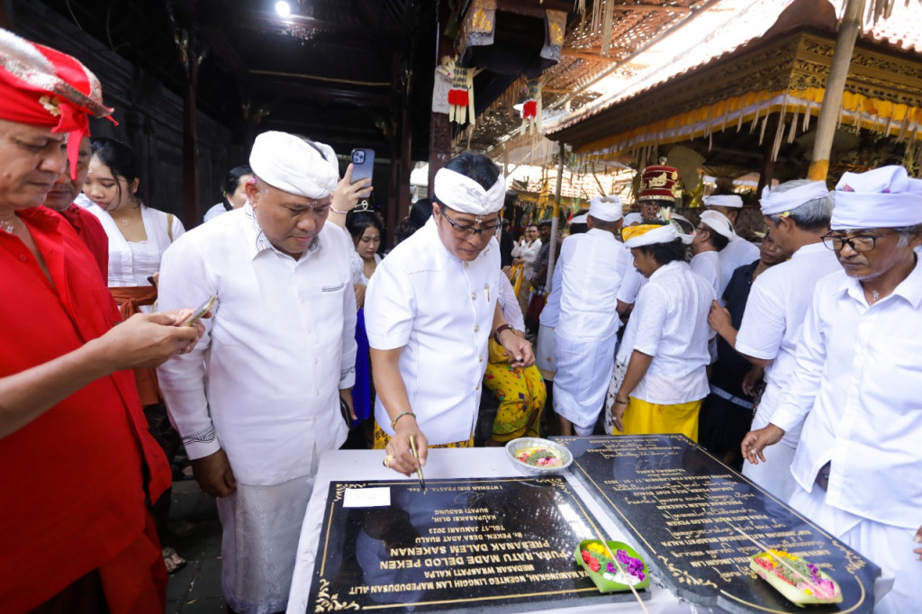 Bupati Giri Prasta Hadiri Upacara Nyenuk dan Mekebat Daun di Pura Ratu Made Desa Adat Bualu